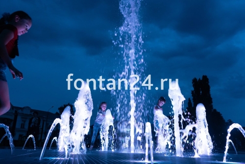 Городской фонтан на площади